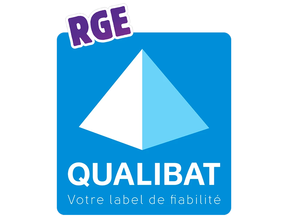 Le travailleur avec un tuyau vaporise l'isolation de l'&eacute;co-huile dans le grenier d'une maison