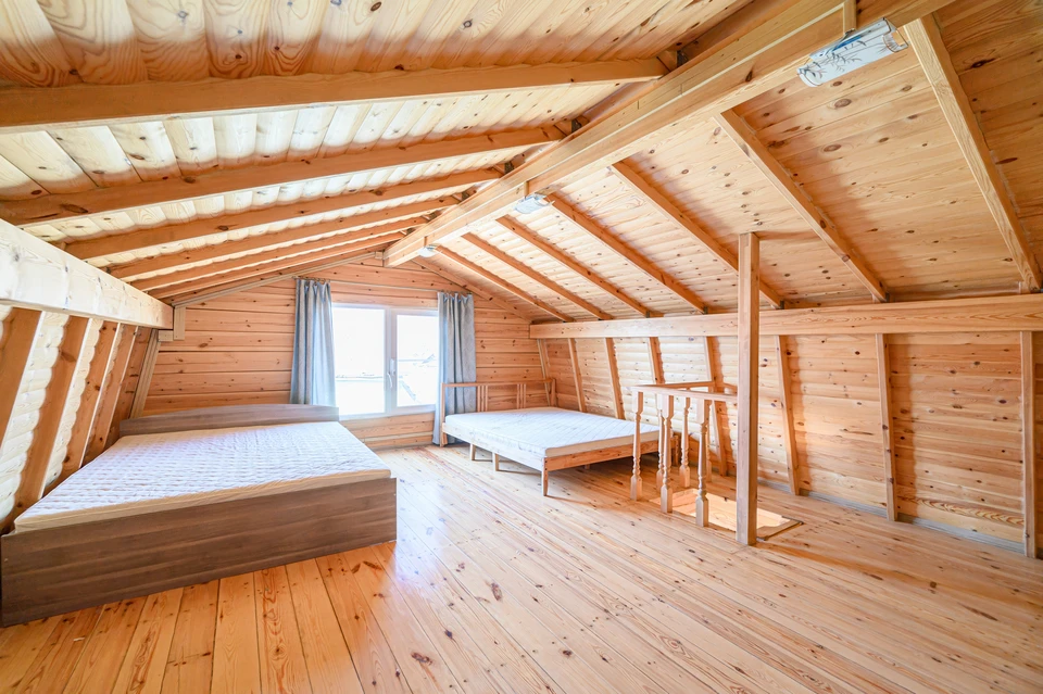 Atelier de menuiserie ou chantier de construction avec poutre en bois massif présentant des dégâts importants causés par des insectes xylophages